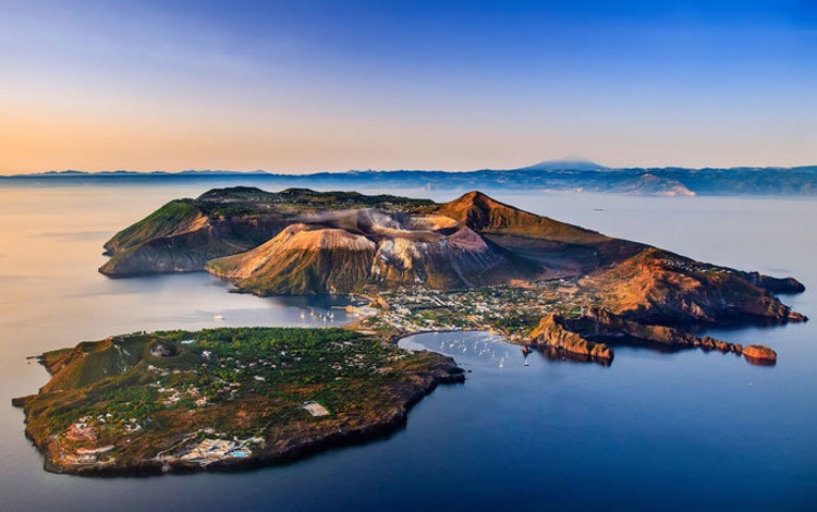 Sicílie – jarní Liparské ostrovy se sopečnou turistikou